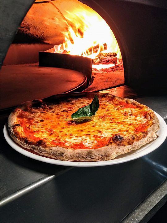 Pizza en oven.jpg
